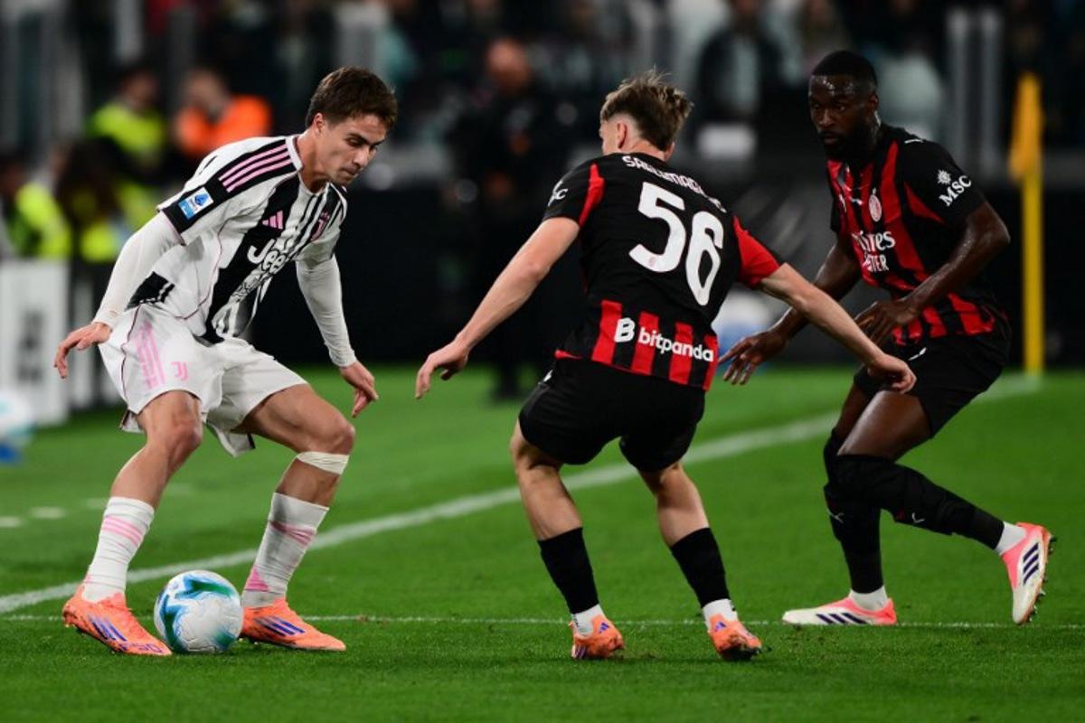 Juventus' Turkish forward #10 Kenan Yildiz (L) fights for the ball with AC Milan's Begian midfielder #56 Alexis Saelemaekers during the Italian Serie A football match between Juventus and AC Milan at The Allianz Stadium in Turin on October 5, 2025.  MARCO BERTORELLO / AFP