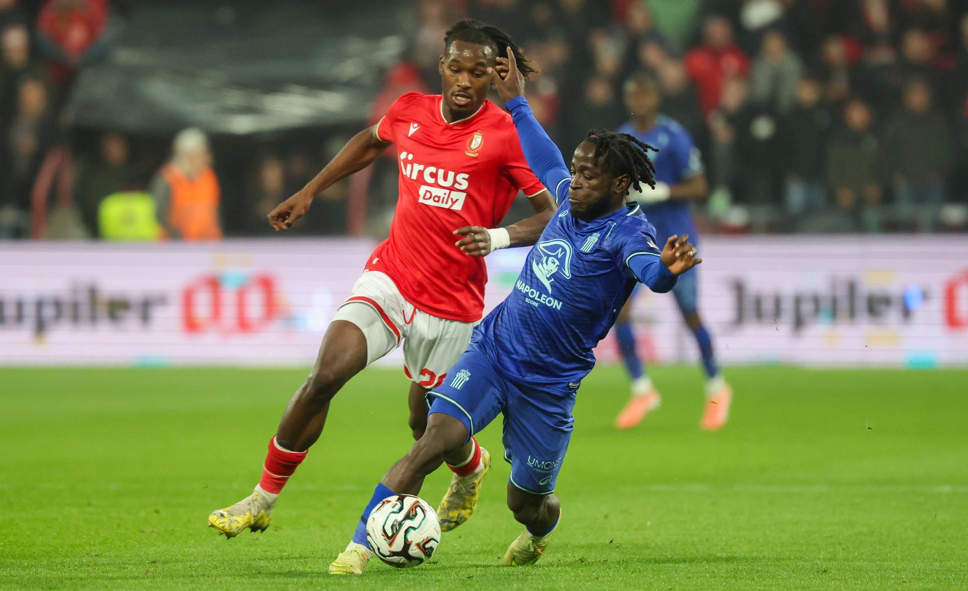 Standard's Ibrahim Karamoko and Charleroi's Parfait Guiagon fight for the ball during a soccer match between Standard de Liege and Sporting Charleroi, Friday 31 October 2025 in Liege, on day 13 of the 2025-2026 'Jupiler Pro League' first division of the Belgian championship. BELGA PHOTO VIRGINIE LEFOUR