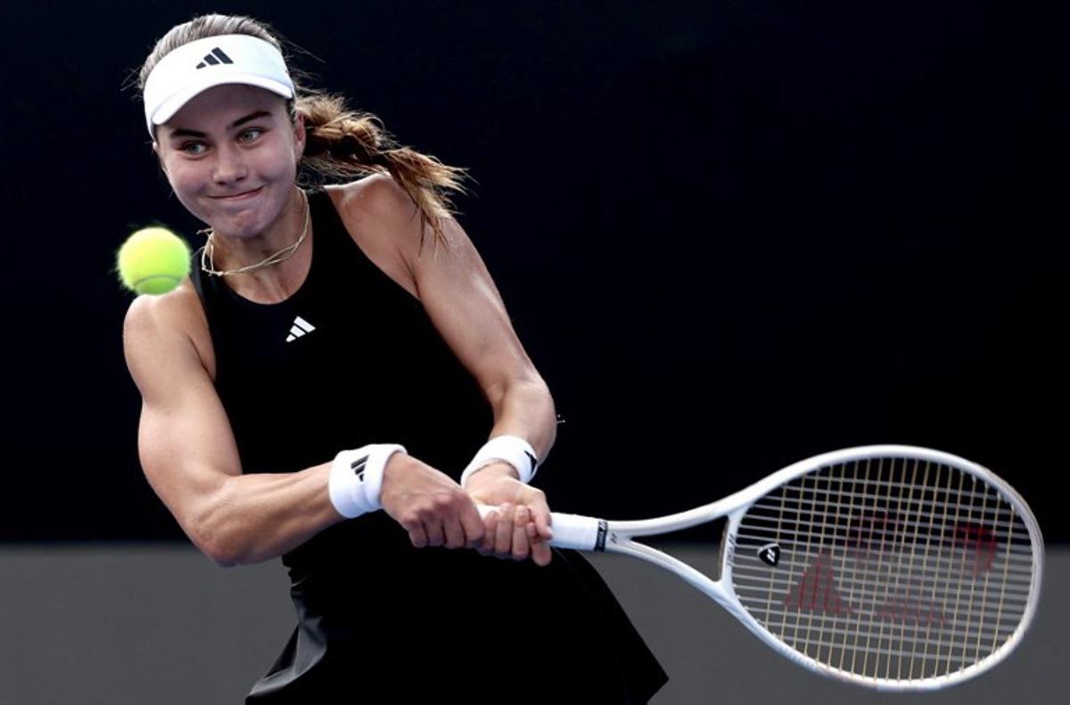 US' Iva Jovic returns the ball to Colombia's Emiliana Arango during the women's singles final match of the 2025 WTA Guadalajara Open in Zapopan, Mexico, on September 14, 2025.  ULISES RUIZ / AFP