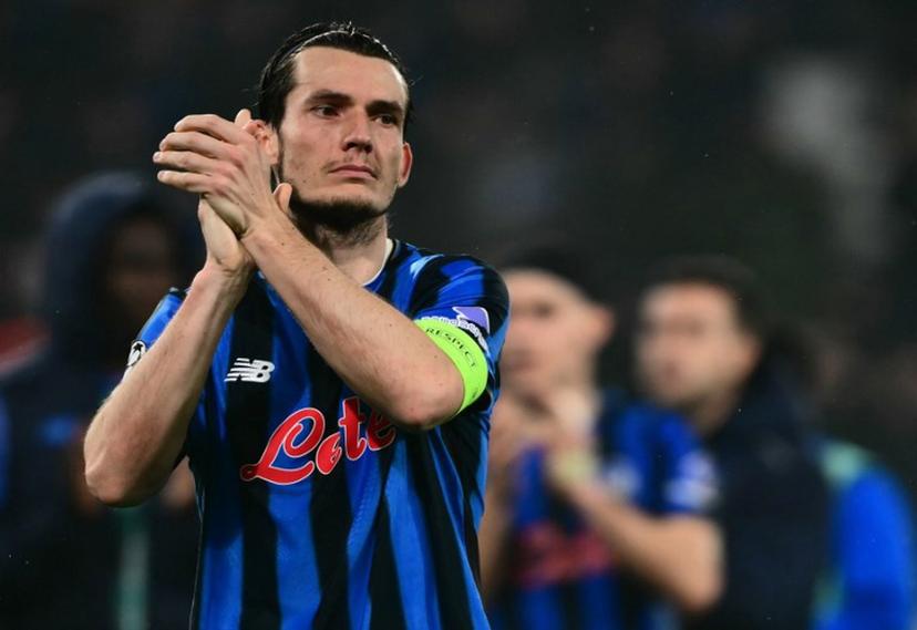 Atalanta's Dutch midfielder #15 Marten de Roon greets supporters after being defeated during the UEFA Champions League last 16, first leg football match between Atalanta and Bayern Munich at the Gewiss stadium in Bergamo, on March 10, 2026.   Marco BERTORELLO / AFP
