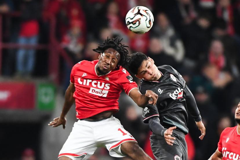 Standard's Leandre Kuavita and Antwerp's Mauricio Benitez pictured in action during a soccer match between Standard de Liege and Royal Antwerp FC, Friday 17 October 2025 in Liege, on day 11 of the 2025-2026 'Jupiler Pro League' first division of the Belgian championship. BELGA PHOTO JILL DELSAUX