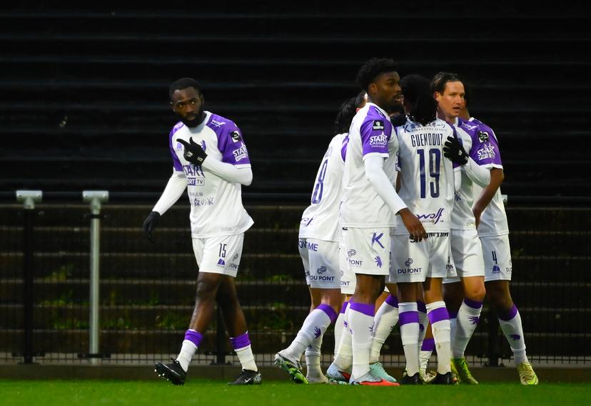 Beerschot's Arnold Vula (L) celebrates after scoring during a soccer game between Royal Olympic Charleroi and Beerschot VA, Sunday 23 November 2025 in Charleroi, on day 14 of the 2025-2026 'Challenger Pro League' 1B second division of the Belgian championship. BELGA PHOTO JOHN THYS