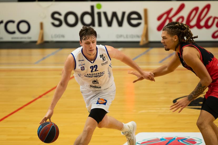 Mechelen's Leander Dedroog (L) pictured during a basketball match between Kangoeroes Mechelen and Spirou Charleroi, Saturday 01 November 2025 in Mechelen, on day 6 of the 'BNXT League' Belgian/ Dutch first division basket championship. BELGA PHOTO KRISTOF VAN ACCOM