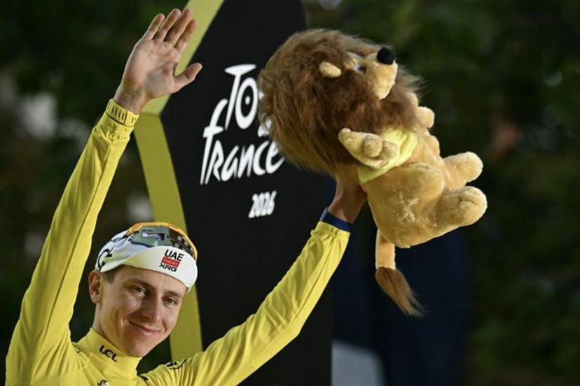 UAE Team Emirates - XRG's Slovenian rider Tadej Pogacar celebrates on the podium with the overall leader's yellow jersey after the 21st stage of the 113th edition of the Tour de France cycling race, 88,7 km starting and finishing in Paris, on July 26, 2026.  Loic VENANCE / AFP