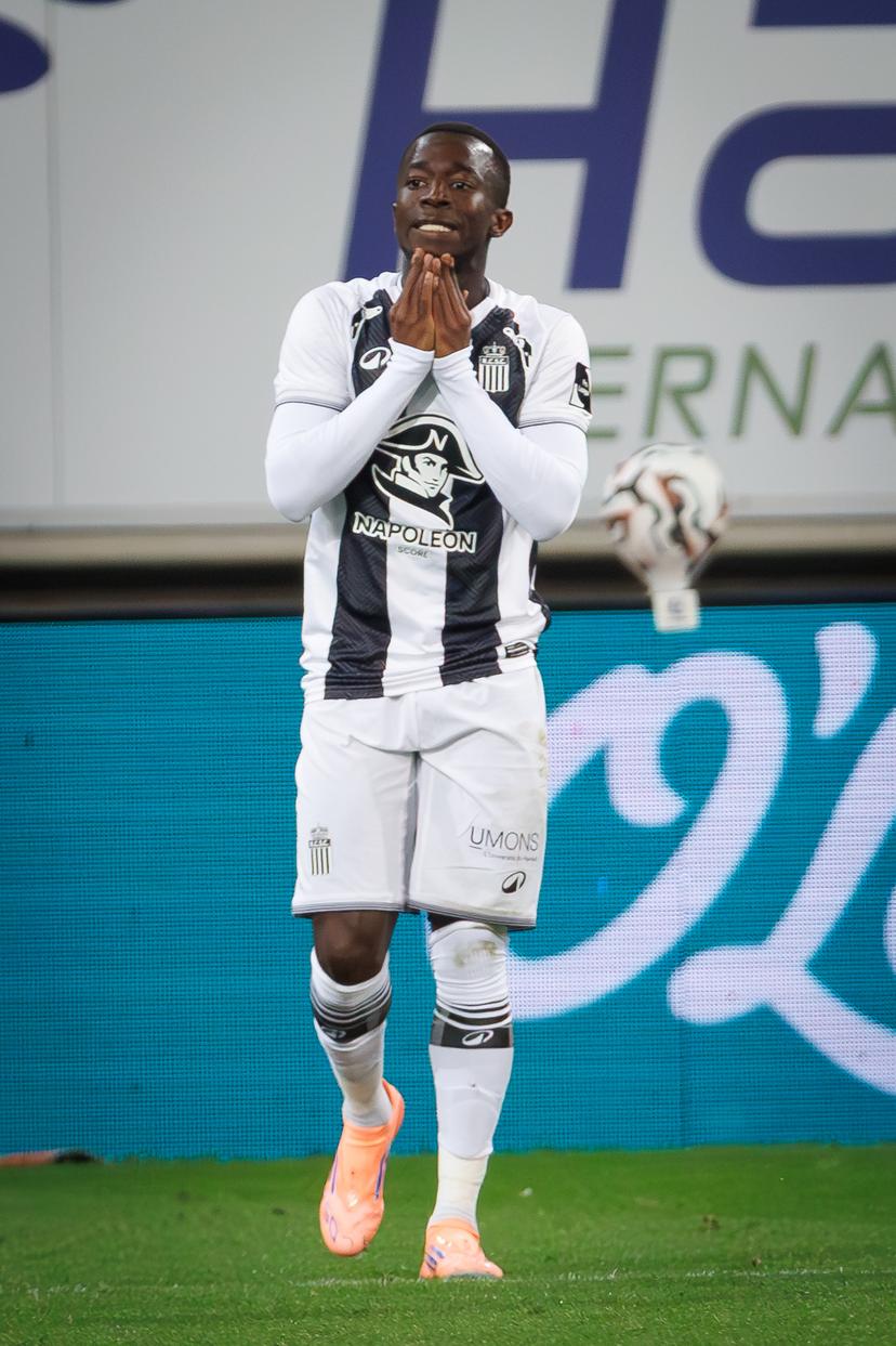 Charleroi's Raymond Asante looks dejected during a soccer match between KAA Gent and Sporting Charleroi, Friday 03 October 2025 in Gent, on day 10 of the 2025-2026 'Jupiler Pro League' first division of the Belgian championship. BELGA PHOTO KURT DESPLENTER