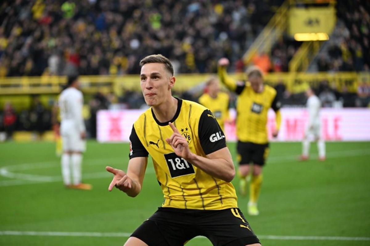 Dortmund's German defender #04 Nico Schlotterbeck celebrates after his team's 3-0 goal during the German first division Bundesliga football match between BVB Borussia Dortmund and Mainz 05 in Dortmund, western Germany, on March 30, 2025.  UWE KRAFT / AFP