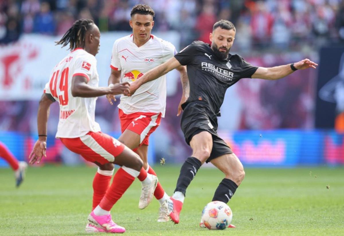 Leipzig's Ivorian forward #49 Yan Diomande (L) and Moenchengladbach's French midfielder #09 Franck Honorat vie for the ball during the German first division Bundesliga football match between RB Leipzig and Borussia Moenchengladbach in Leipzig, eastern Germany, on April 11, 2026.  Ronny HARTMANN / AFP