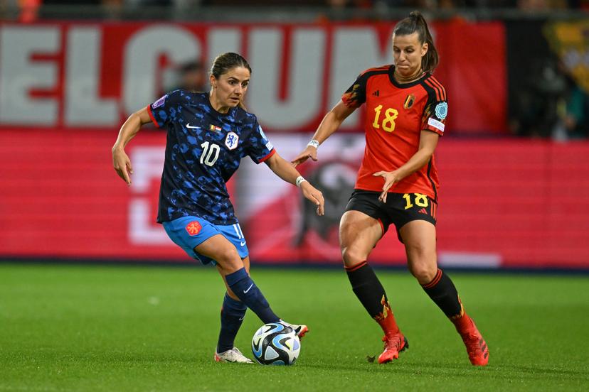 Dutch Danielle van de Donk and Belgium's Laura De Neve fight for the ball during a match between Belgium's national women's team the Red Flames and The Netherlands, game 1/6 in the 2023¿24 UEFA Women's Nations League competition, on Friday 22 September 2023, in Heverlee. BELGA PHOTO DAVID CATRY