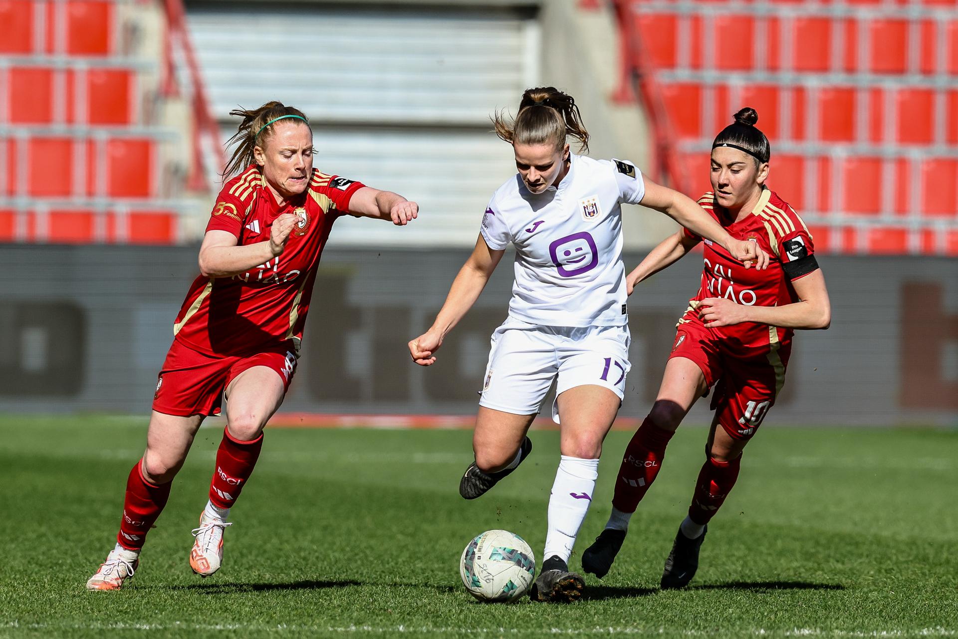 Standard Amber Barrett, Anderlecht's Karlijn Helsen and Standard Noemie Gelders fight for the ball during a female soccer game between Standard Femina and RSCA Women, Saturday 08 March 2025 in Liege, on day 18 of the 2024 - 2025 season of Belgian Lotto Womens Super League. BELGA PHOTO BRUNO FAHY