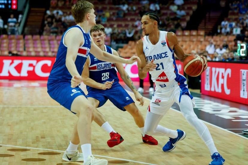 France's small forward #21 Zaccharie Risacher (R) and Iceland's forward #29 Orri Gunnarsson (C) vie during the FIBA EuroBasket 2025 Group D basketball match between France and Iceland at the Spodek Arena in Katowice, Poland on September 4, 2025.  Wojtek RADWANSKI / AFP