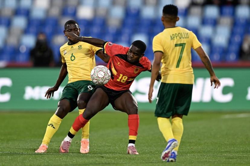 Angola's forward #18 Zito Luvumbo (C) fights for the ball with South Africa's defender #06 Aubrey Modiba (L) during the Africa Cup of Nations (CAN) Group B football match between South Africa and Angola at Marrakesh Stadium in Marrakesh, Morocco on December 22, 2025.   Khaled DESOUKI / AFP