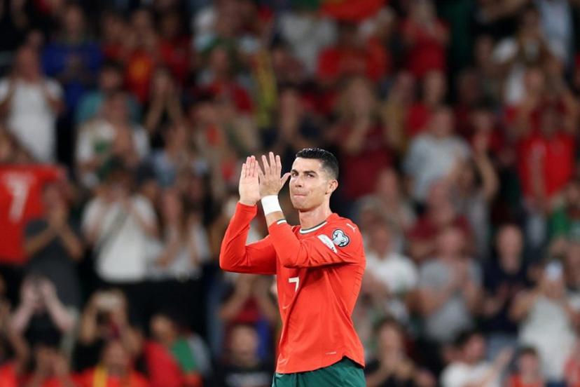Portugal's forward #07 Cristiano Ronaldo applauds as he leaves the pitch to be substituted during the 2026 World Cup qualifiers Europe zone group F football match between Portugal and Hungary at Jose Alvalade stadium in Lisbon on October 14, 2025.  PATRICIA DE MELO MOREIRA / AFP