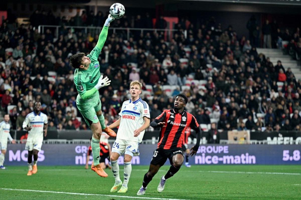 Strasbourg's goalkeeper #39 Mike Penders (2L) stretches for the ball to make a save during the French L1 football match between OGC Nice and RC Strasbourg Alsace at the Allianz Riviera Stadium in Nice, south-eastern France, on January 3, 2026.  Frederic DIDES / AFP