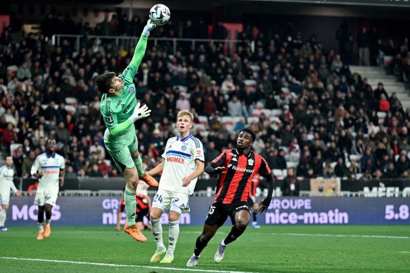 Strasbourg's goalkeeper #39 Mike Penders (2L) stretches for the ball to make a save during the French L1 football match between OGC Nice and RC Strasbourg Alsace at the Allianz Riviera Stadium in Nice, south-eastern France, on January 3, 2026.  Frederic DIDES / AFP