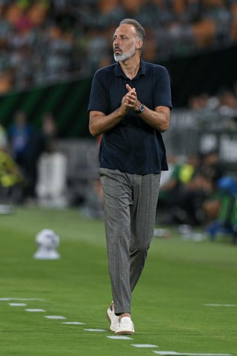 Real Sociedad's US coach Pellegrino Matarazzo gestures during the Spanish league football match between Real Betis and Real Sociedad at the Cartuja stadium in Seville on August 21, 2026.  JORGE GUERRERO / AFP