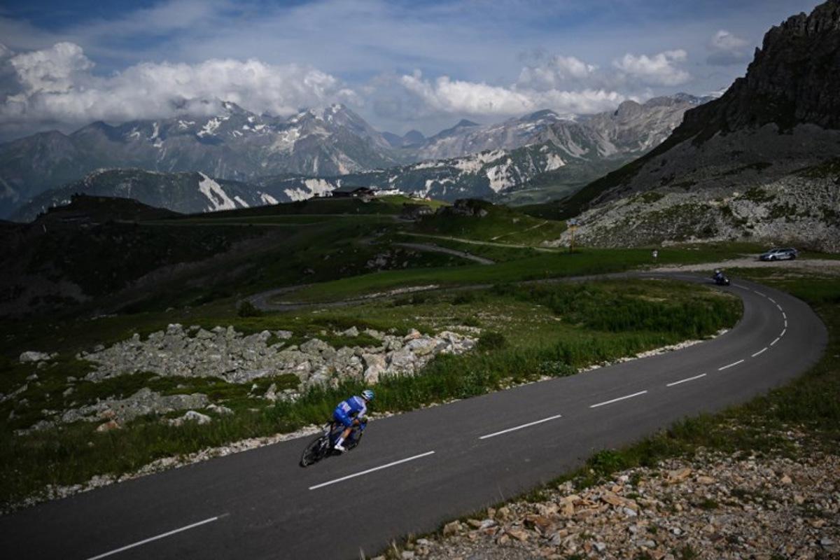 Team Jayco Alula's British rider Simon Yates cycles in the descent of Col de la Loze in the final kilometres of the 17th stage of the 110th edition of the Tour de France cycling race, 166 km between Saint-Gervais Mont-Blanc and Courchevel, in the French Alps, on July 19, 2023.  Marco BERTORELLO / AFP