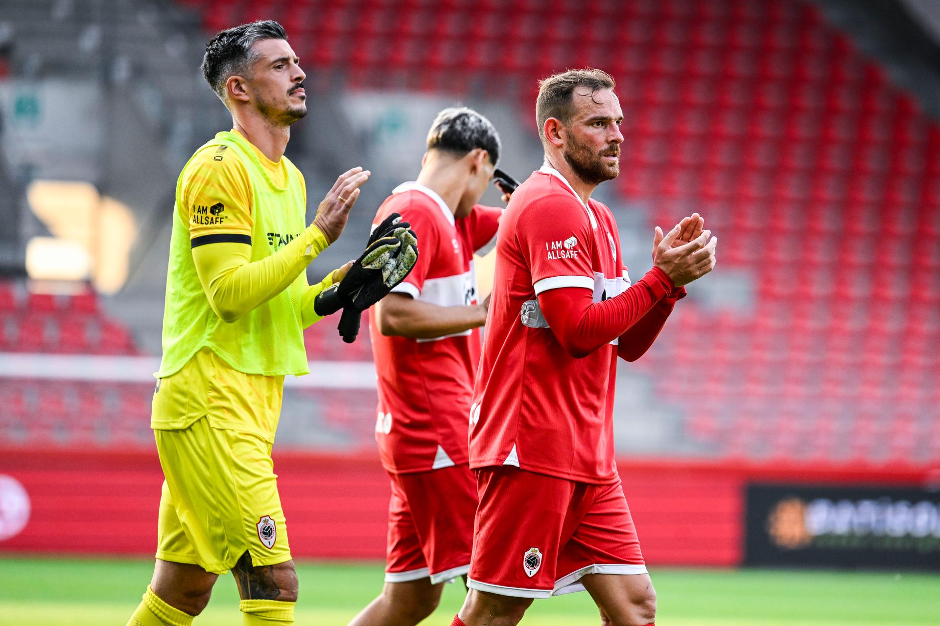 Antwerp's Yannick Thoelen and Antwerp's Vincent Janssen celebrate after winning a friendly soccer game between Belgian soccer team Royal Antwerp FC and Willem II - Willem 2 on Saturday 19 July 2025, in Antwerp. The team is preparing for the upcoming 2025-2026 first division season. BELGA PHOTO TOM GOYVAERTS