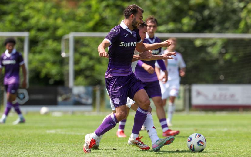 Anderlecht's Enric Llansana fights for the ball during a friendly soccer game between Belgian soccer team RSC Anderlecht and Rakow Cz&#281;stochowa, during their summer camp in Renesse, the Netherlands on Saturday 12 July 2025. The team is preparing for the upcoming 2025-2026 first division season. BELGA PHOTO VIRGINIE LEFOUR