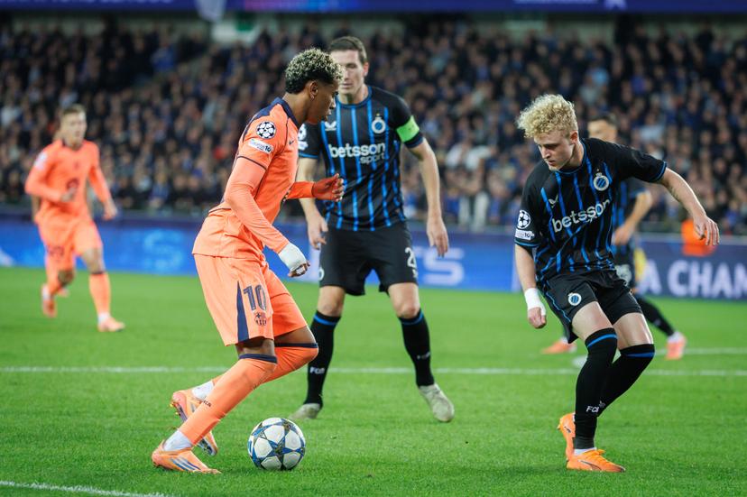 Barcelona's Lamine Yamal and Club's Joaquin Seys fight for the ball during a game between Belgian Club Brugge KV and Spanish FC Barcelona, on Wednesday 05 November 2025 in Brugge, on day four of the League phase of the UEFA Champions League tournament. BELGA PHOTO KURT DESPLENTER