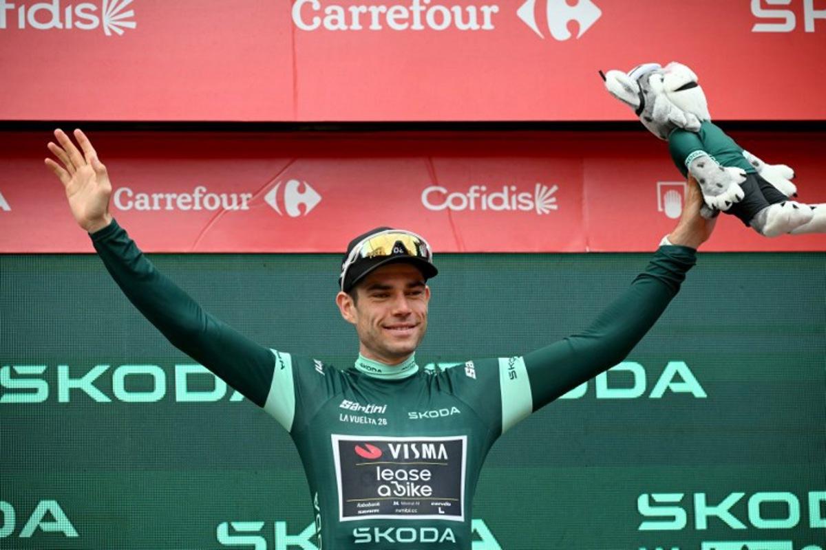 Team Visma-Lease a bike's Belgian rider Wout van Aert celebrates on the podium wearing the points ranking leader's green jersey after the 11th stage of the Vuelta a Espana 2026 cycling tour, a 151,3 km race between Carthagena and Lorca, on September 2, 2026.  JOSE JORDAN / AFP