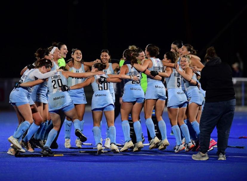 Argentina players celebrate after winning the Pan American Cup women's field hockey final between Argentina and the United States at Cancha Celeste in Montevideo on August 3, 2025.  Dante FERNANDEZ / AFP