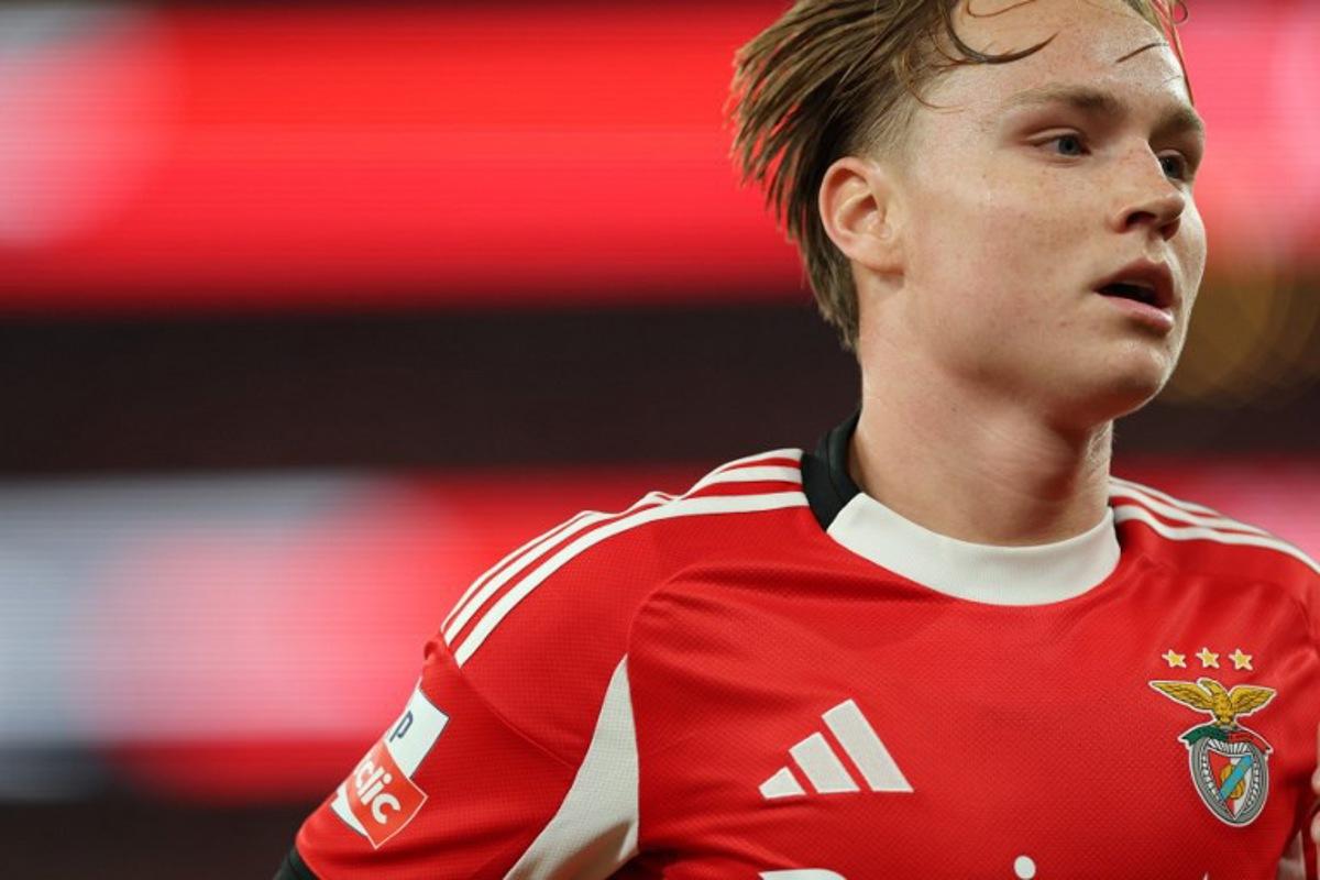 Benfica's Norwegian forward #21 Andreas Schjelderup reacts during the Portuguese league football match between SL Benfica and CD Tondela at Estadio da Luz in Lisbon on August 23, 2025.  PATRICIA DE MELO MOREIRA / AFP