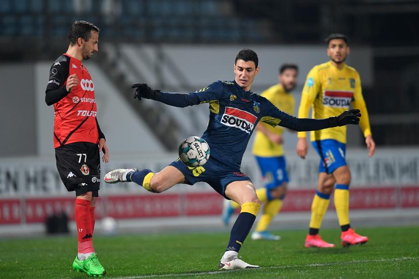Westerlo's goalkeeper Berke Ozer fights for the ball during a soccer match between KVC Westerlo and RFC Seraing, Sunday 22 November 2020 in Westerlo, on day 11 of the 'Proximus League' 1B second division of the Belgian soccer championship. BELGA PHOTO JOHN THYS