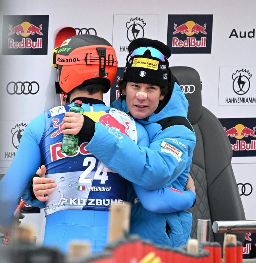 Italy's Christof Innerhofer (L) and Italy's Giovanni Franzoni react during the Men's Downhill event of the FIS Alpine Skiing World Cup in Kitzbuhel, Austria, on January 24, 2026.  BARBARA GINDL / APA / AFP