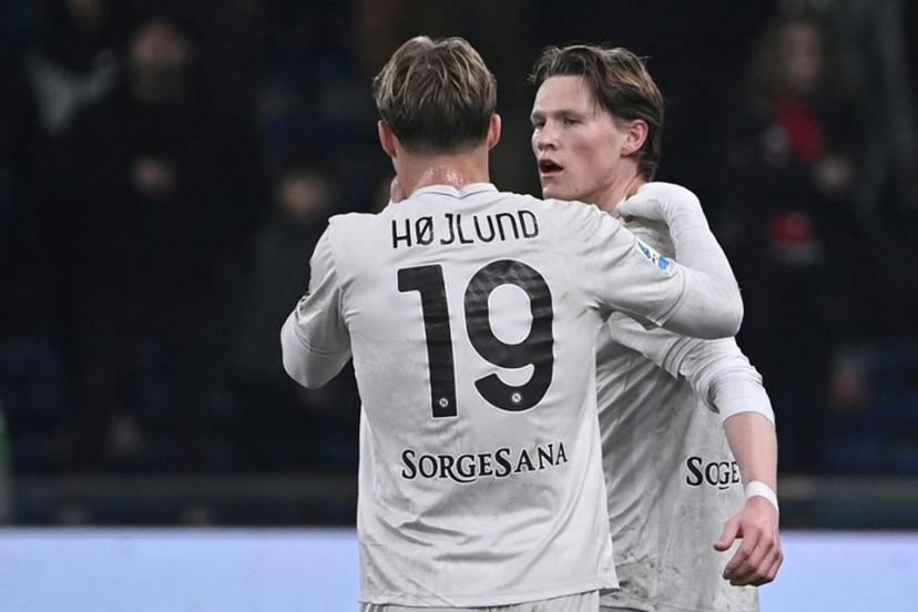 Napoli's Scottish midfielder #08 Scott McTominay celebrates with Napoli's Danish forward #19 Rasmus Hojlund after scoring during the Italian Serie A football match between Genoa and Napoli at the Luigi Ferraris stadium in Genoa on February 7, 2026.  Isabella BONOTTO / AFP