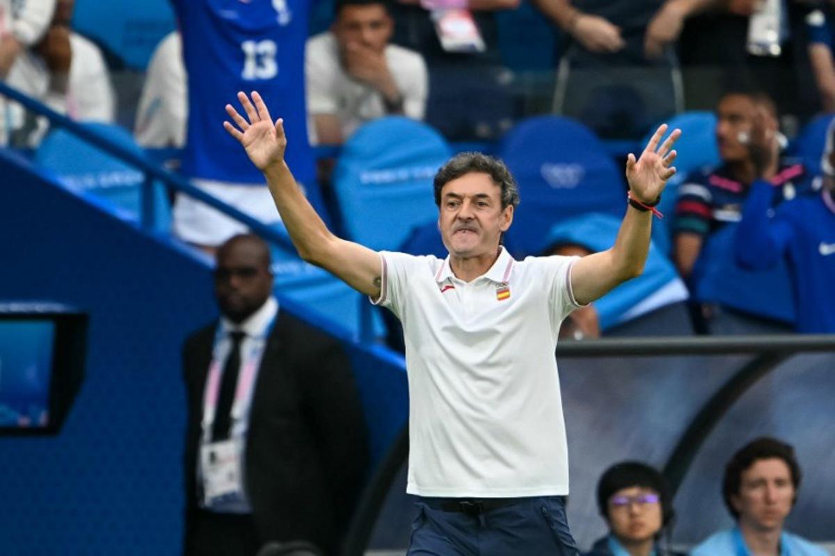 Spain's coach Santi Denia gestures on the touchline in the men's gold medal final football match between France and Spain during the Paris 2024 Olympic Games at the Parc des Princes in Paris on August 9, 2024.  Luis ROBAYO / AFP