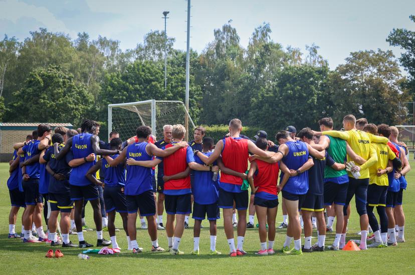 Union's head coach David Hubert talks to his players during the summer training camp of Belgian first division soccer team Royale Union Saint-Gillois, in Venray, the Netherlands on Friday 17 July 2026, to prepare for the upcoming 2026-2027 season. BELGA PHOTO VIRGINIE LEFOUR