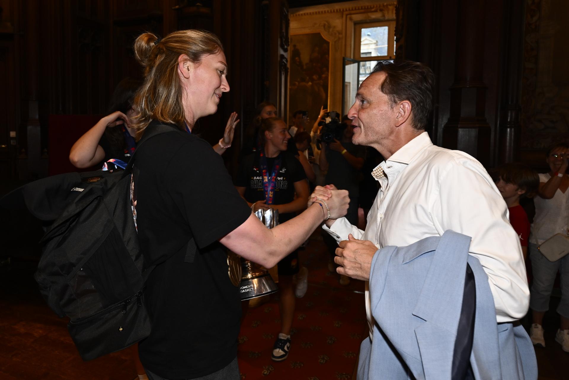 Jean-Michel Saive (R) congratulates Belgium's Emma Meesseman at the celebrations at the Brussels city hall and Grand Place/ Grote Markt for Belgian national women basket team 'the Belgian Cats', after winning yesterday's European Championship final, Monday 30 June 2025. Yesterday the Cats successfully defended their European title, beating Spain in the final of the FIBA Women's EuroBasket 2025.  BELGA PHOTO ERIC LALMAND