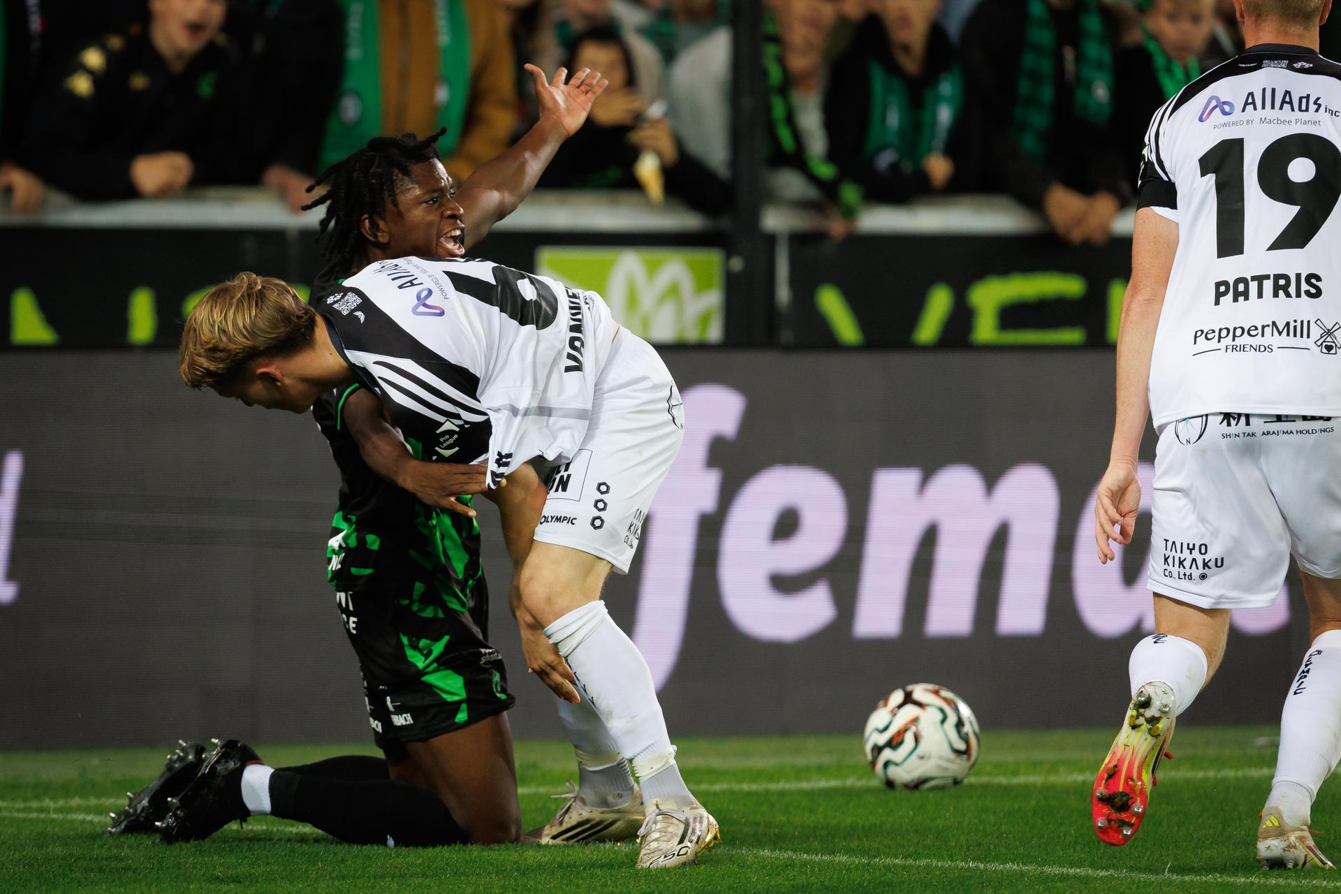 STVV's Robert-Jan Vanwesemael and Cercle's Flavio Basilua Jacinto Nazinho fight for the ball during a soccer match between Cercle Brugge K.S.V. and Sint-Truidense V.V., Friday 29 August 2025 in Brugge, on day 6 of the 2025-2026 'Jupiler Pro League' first division of the Belgian championship. BELGA PHOTO KURT DESPLENTER