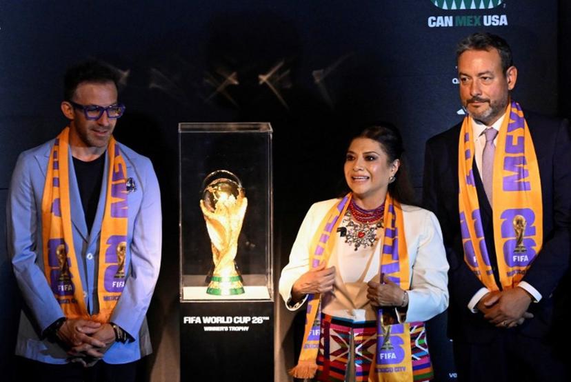 (L-R) Italian former football player, Alessandro del Piero, Mayor of Mexico City, Clara Brugada and FIFA Mexico representative, Jurgen Mainka, pose with the FIFA World Cup trophy in the unveiling of the countdown clock for the 2026 World Cup in Mexico City, on June 11, 2025.  Alfredo ESTRELLA / AFP