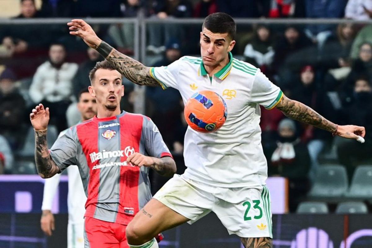 Roma's Italian defender #23 Gianluca Mancini (R) fights for the ball with Cremonese's Belgian midfielder #27 Jari Vandeputte  during the Italian Serie A football match between Cremonese and Roma at the Zini Stadium in Cremona, on November 23, 2025.  Piero CRUCIATTI / AFP