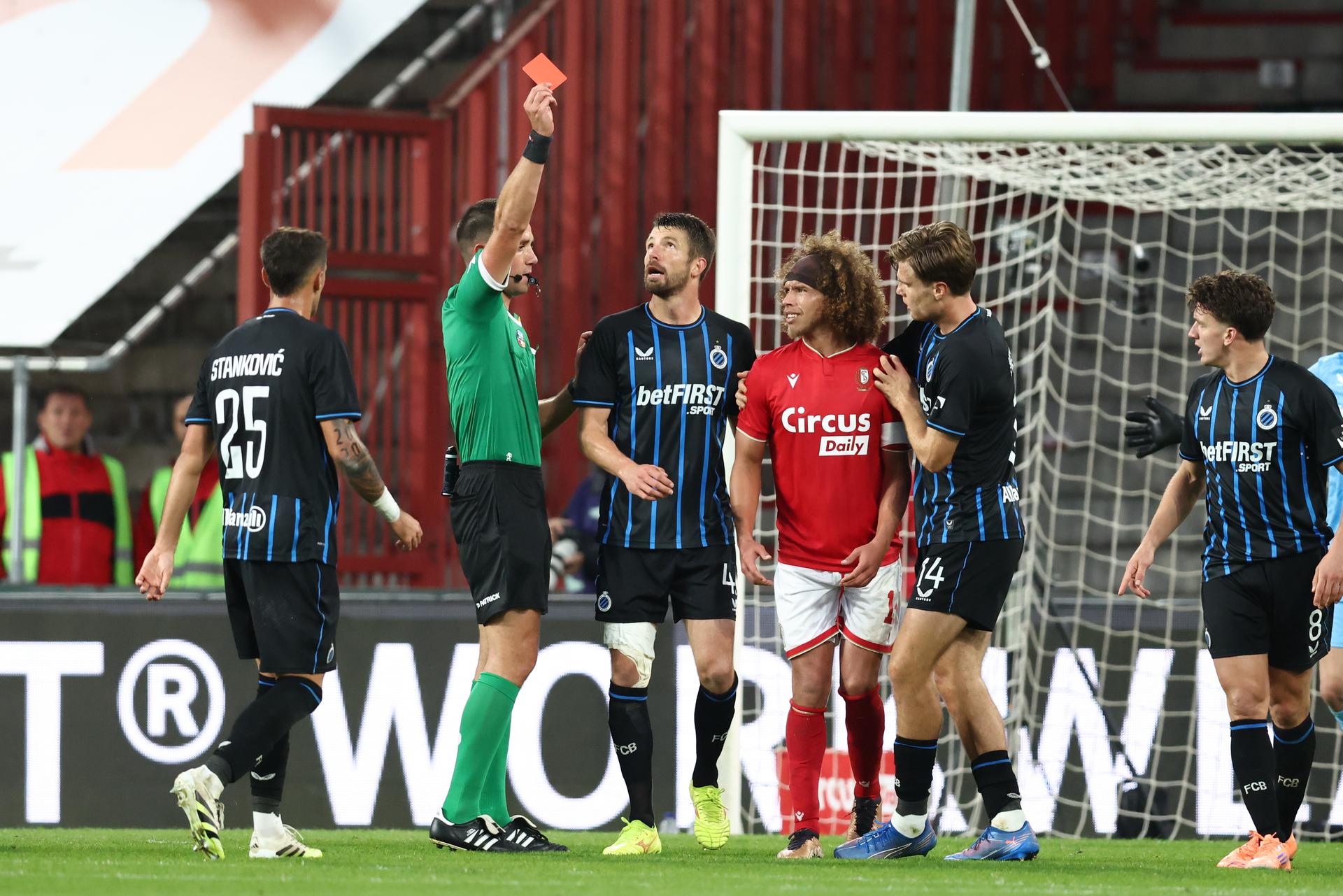 Standard's Marlon Fossey receives a red card from the referee during a soccer match between Standard de Liege and Club Brugge, Saturday 27 September 2025 in Liege, on day 9 of the 2025-2026 'Jupiler Pro League' first division of the Belgian championship. BELGA PHOTO BRUNO FAHY