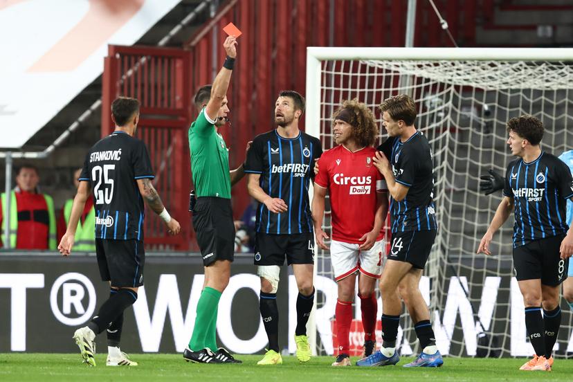 Standard's Marlon Fossey receives a red card from the referee during a soccer match between Standard de Liege and Club Brugge, Saturday 27 September 2025 in Liege, on day 9 of the 2025-2026 'Jupiler Pro League' first division of the Belgian championship. BELGA PHOTO BRUNO FAHY