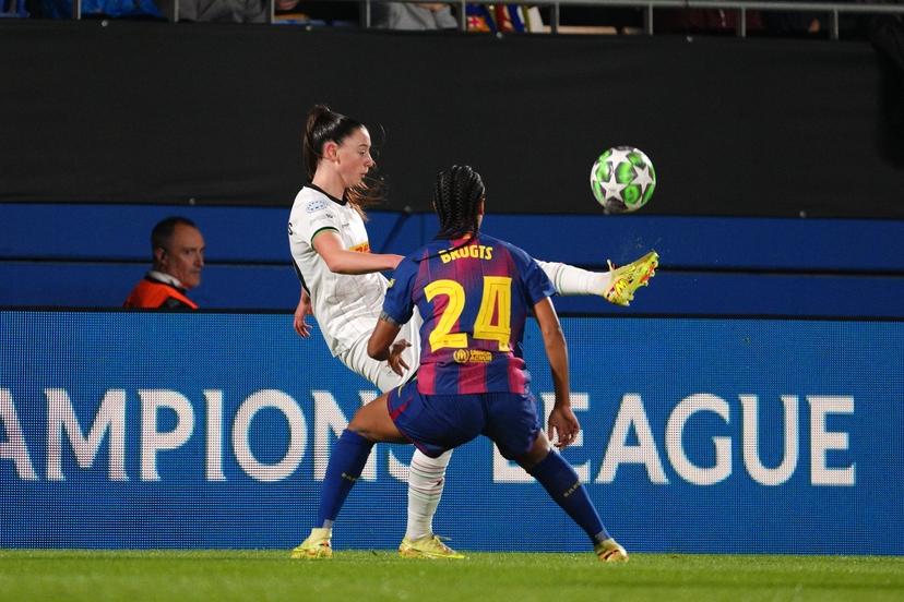 OHL Women's Aurelie Reynders and Barcelona's Esmee Brugts pictured in action during a soccer match between Spanish FC Barcelona Femeni and Oud-Heverlee Leuven Women, Wednesday 12 November 2025 in Barcelona, Spain, the third game in the league phase of the UEFA Women's Champions League competition.  BELGA PHOTO JOMA GARCIA I GISBERT