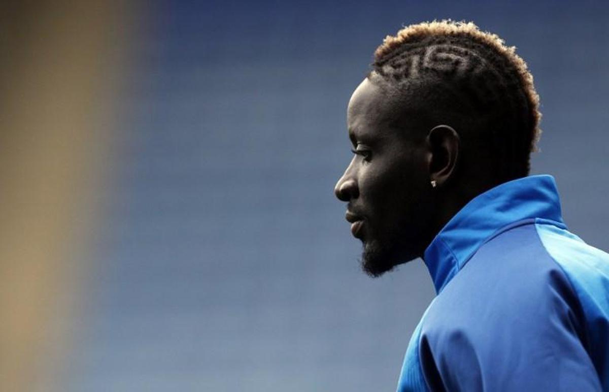 Crystal Palace's French midfielder Mamadou Sakho warms up ahead of the English Premier League football match between Leicester City and Crystal Palace at King Power Stadium in Leicester, central England on July 4, 2020.  Adrian DENNIS / POOL / AFP RESTRICTED TO EDITORIAL USE. No use with unauthorized audio, video, data, fixture lists, club/league logos or 'live' services. Online in-match use limited to 120 images. An additional 40 images may be used in extra time. No video emulation. Social media in-match use limited to 120 images. An additional 40 images may be used in extra time. No use in betting publications, games or single club/league/player publications.

