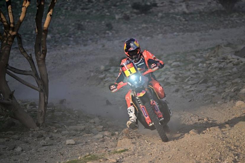 KTM 450 Rally Factory's Australian rider Daniel Sanders compete in the Stage 1 of the 48th edition of the Dakar Rally 2026, between Yanbu and Yanbu, Saudi Arabia, on January 4, 2026.  Giuseppe CACACE / AFP