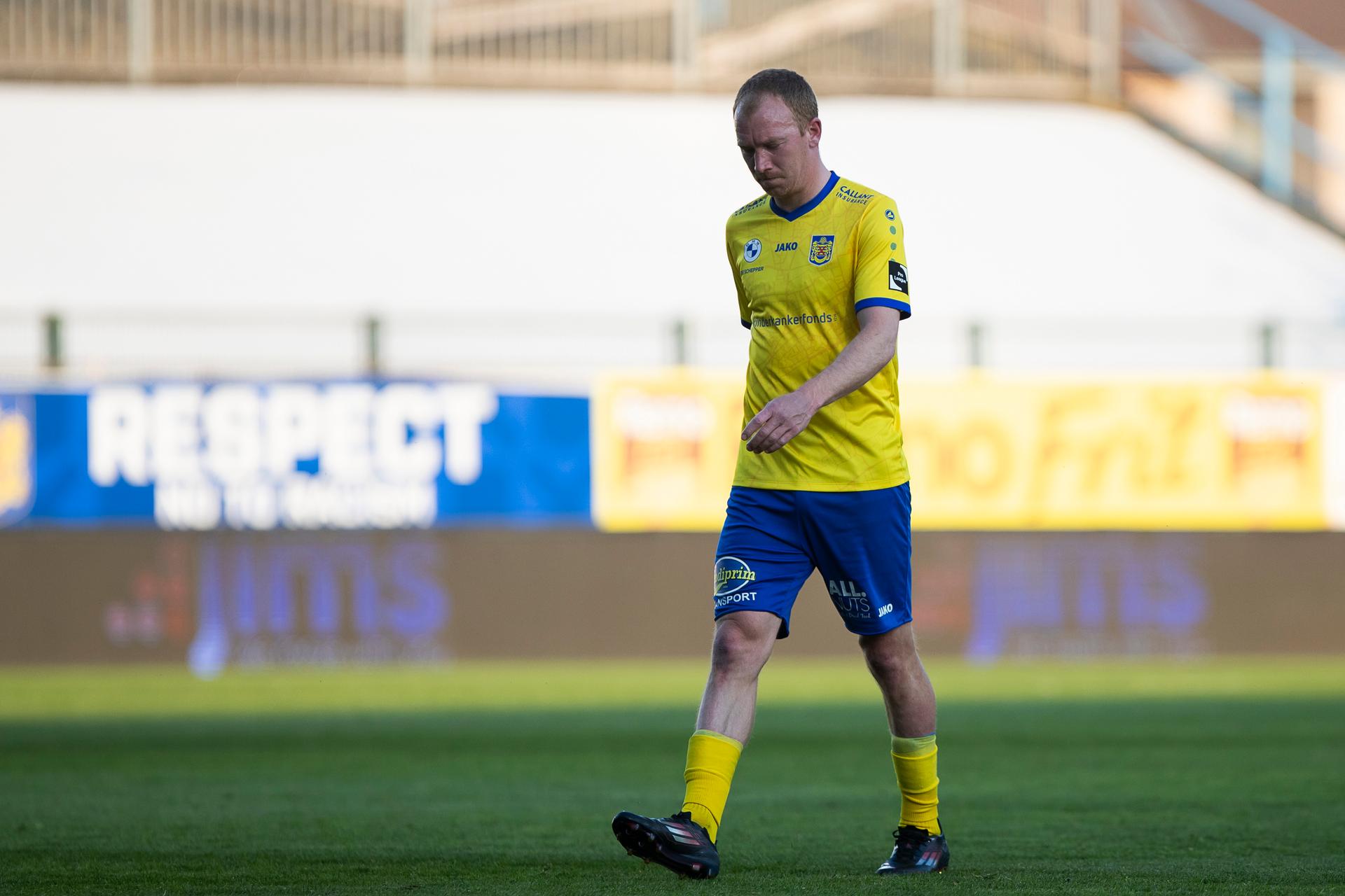 Beveren's Christian Bruls leaves the field after receiving a red card during a soccer game between SK Beveren and Patro Eisden Maasmechelen, Sunday 27 April 2025 in Beveren, a semi-final second leg game in the Promotion Play-off of the 2024-2025 'Challenger Pro League' 1B second division of the Belgian championship. BELGA PHOTO KRISTOF VAN ACCOM
