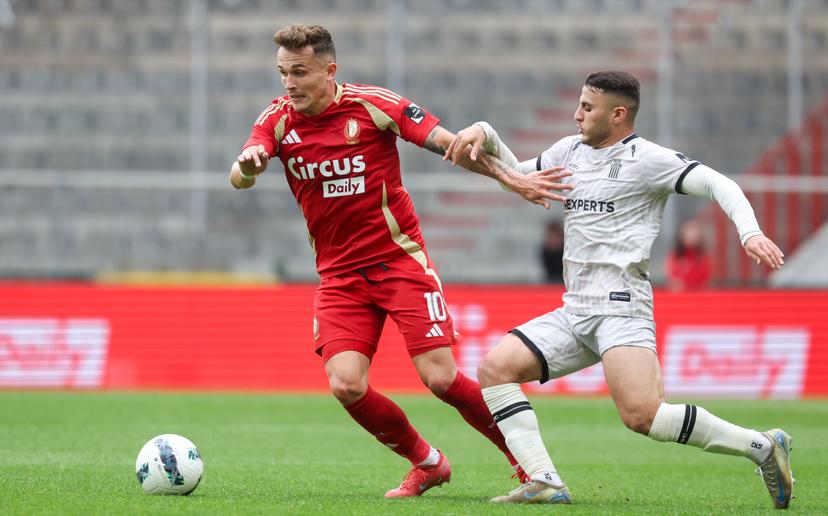 Standard's Dennis Ayensa and Charleroi's Yacine Titraoui fight for the ball during a soccer match between Standard de Liege and Sporting Charleroi, Sunday 04 May 2025 in Liege, on day 7 (out of 10) of the Europe Play-offs of the 2024-2025 'Jupiler Pro League' first division of the Belgian championship. BELGA PHOTO VIRGINIE LEFOUR