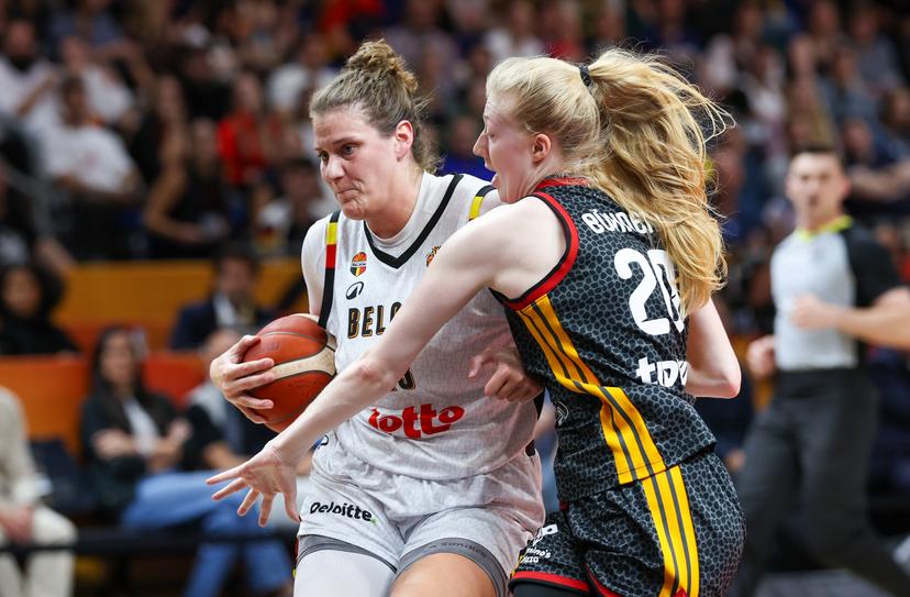 Belgium's Kyara Linskens and 21 Germany's Guelich fight for the ball during a basketball game between Germany and Belgium national team Belgian Cats, a quarter final  game at the FIBA Women's Basketball World Cup, on Thursday 10 September 2026, in Berlin, Germany. The FIBA Women's Basketball World Cup takes place in Berlin from 4 to 13 September 2026. BELGA PHOTO VIRGINIE LEFOUR