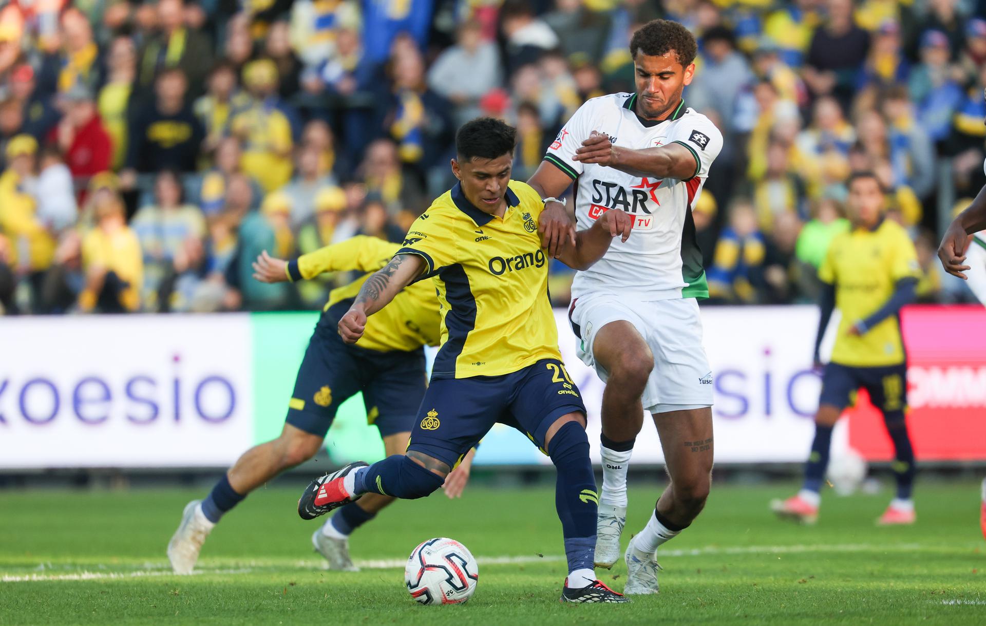 Union's Dylan Aquino and OHL's Jamie Lawrence fight for the ball during a soccer match between Royale Union Saint-Gilloise and Oud-Heverlee Leuven, Sunday 11 October 2026 in Brussels, on day 8 of the 2026-2027 'Jupiler Pro League' first division of the Belgian championship. BELGA PHOTO VIRGINIE LEFOUR