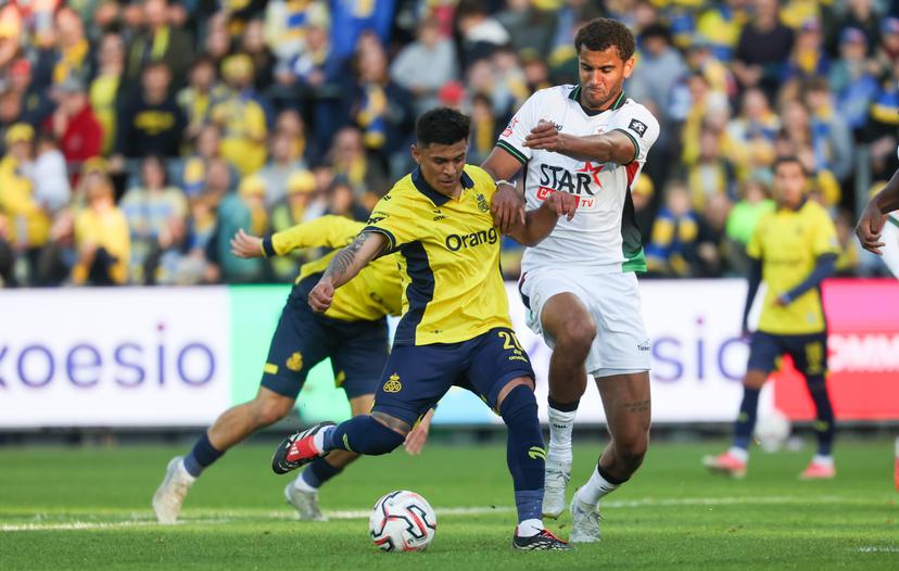 Union's Dylan Aquino and OHL's Jamie Lawrence fight for the ball during a soccer match between Royale Union Saint-Gilloise and Oud-Heverlee Leuven, Sunday 11 October 2026 in Brussels, on day 8 of the 2026-2027 'Jupiler Pro League' first division of the Belgian championship. BELGA PHOTO VIRGINIE LEFOUR
