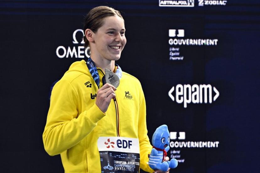 Belgium's Roos Vanotterdijk poses with her silver medal on the podium of the women's 50m butterfly swimming event during the LEN European Aquatics Championships at the Olympic Aquatic Centre in Saint-Denis, northern suburbs of Paris, on August 12, 2026.  JULIEN DE ROSA / AFP