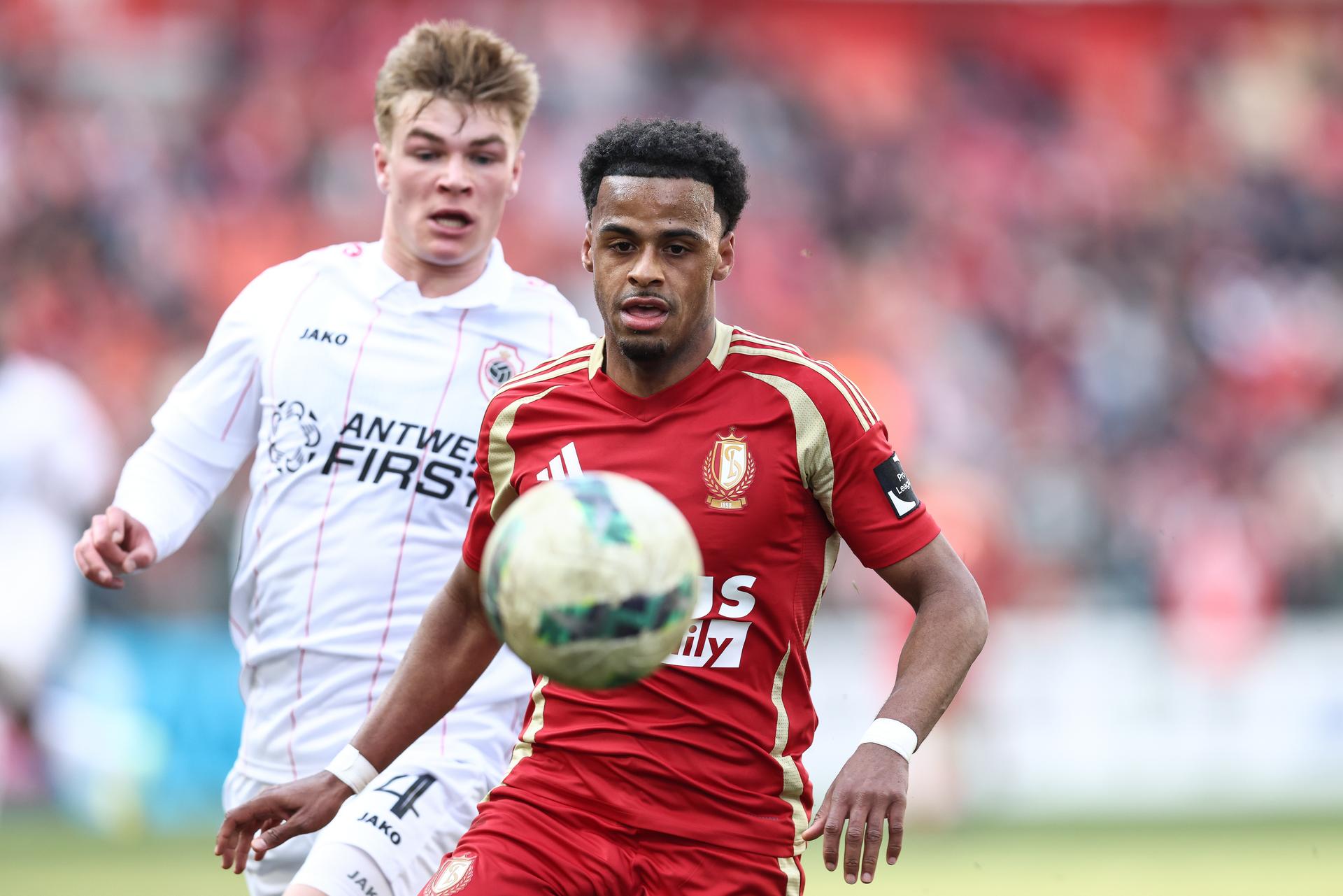 Antwerp's Semm Renders and Standard's Ilay Camara fight for the ball during a soccer match between Standard de Liege and Royal Antwerp FC, Sunday 16 March 2025 in Liege, on day 30 of the 2024-2025 season of the 'Jupiler Pro League' first division of the Belgian championship. BELGA PHOTO BRUNO FAHY