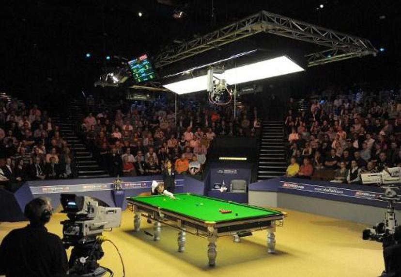 Scotland's John Higgins plays a shot during teh second day of the World Championship Snooker final against Britain's Shaun Murphy (not in picture) at the Crucible Theatre in Sheffield, on May 4, 2009. John Higgins will carry a six-frame lead into Monday's concluding day of the World Championship final after building up an 11-5 lead against Shaun Murphy.  AFP PHOTO/Andrew Yates