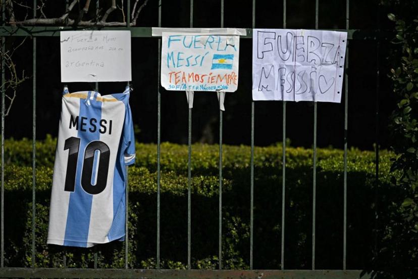 A jersey and signs reading "Stay strong" left by fans are seen on the fence of El Prado cemetery on the outskirts of Rosario, Santa Fe province, Argentina, on August 9, 2026, where the funeral of Argentina's football star Lionel Messi's father will take place. Jorge Messi, the father and agent of Lionel Messi, has died aged 68, the eight-time Ballon d'Or winner's childhood club Newell's Old Boys announced on August 8, 2026. Luis ROBAYO / AFP
