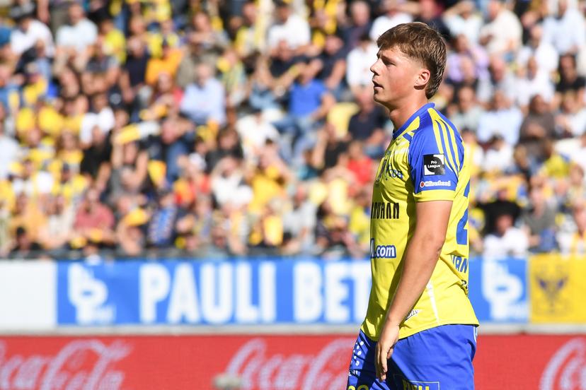 STVV's Rein Van Helden leaves the field after receiving a red card during a soccer match between Sint-Truidense V.V. and KRC Genk, Sunday 28 September 2025 in Sint-Truiden, on day 9 of the 2025-2026 'Jupiler Pro League' first division of the Belgian championship. BELGA PHOTO JILL DELSAUX